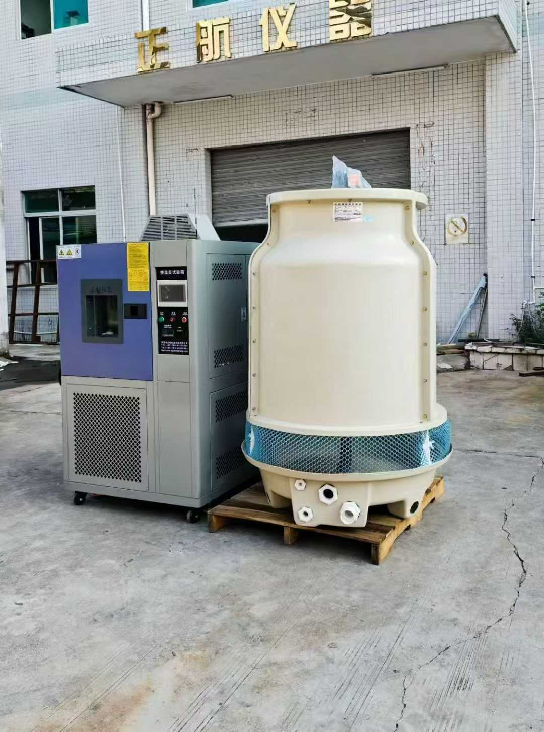 近日，我司將一臺(tái)水冷式線性快速溫度變化試驗(yàn)箱送深圳銅排生產(chǎn)客戶，感謝客戶對(duì)于我司的大力支持。說起這個(gè)設(shè)備，也是歷經(jīng)坎坷。在設(shè)備的溝通過程中，雖然客戶提出較高的技術(shù)要求，但我司秉持著盡心盡力滿足客戶需求為宗旨。多次進(jìn)行技術(shù)攻堅(jiān)會(huì)議，必須在有限的空間內(nèi)滿足客戶較高的快速線性溫度變化要求。  （快速溫變?cè)囼?yàn)箱已整裝待發(fā)） 因?yàn)榭蛻粢筝^高的線性快速溫度變化，而這臺(tái)設(shè)備屬于小型的設(shè)備，在有限的空間內(nèi)，我們需要充分考慮到設(shè)備的制冷，制熱以及散熱問題，如果任何一個(gè)方面無法達(dá)到的話，那么后果將會(huì)是毀滅性的。  （裝車發(fā)走?。?我司對(duì)于此類有挑戰(zhàn)性的設(shè)備，充滿信心，因?yàn)槲覀儓?jiān)信每一次的攻堅(jiān)都是企業(yè)成功的一小步。只有不斷的提升我們的技術(shù)，才能在市場(chǎng)生存